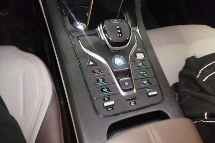 Used BYD Qin PLUS 2024 HONOR Edition DM-i 55KM Leading Model Gear Lever