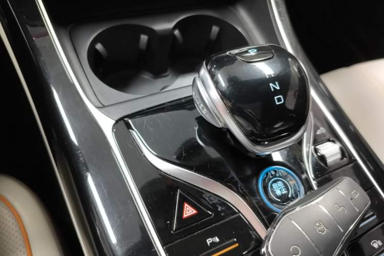 Used BYD Qin PLUS 2024 HONOR Edition DM-i 120KM Leading Model Gear Lever