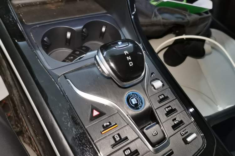 Used BYD Qin PLUS 2024 HONOR Edition DM-i 55KM Leading Model Gear Lever