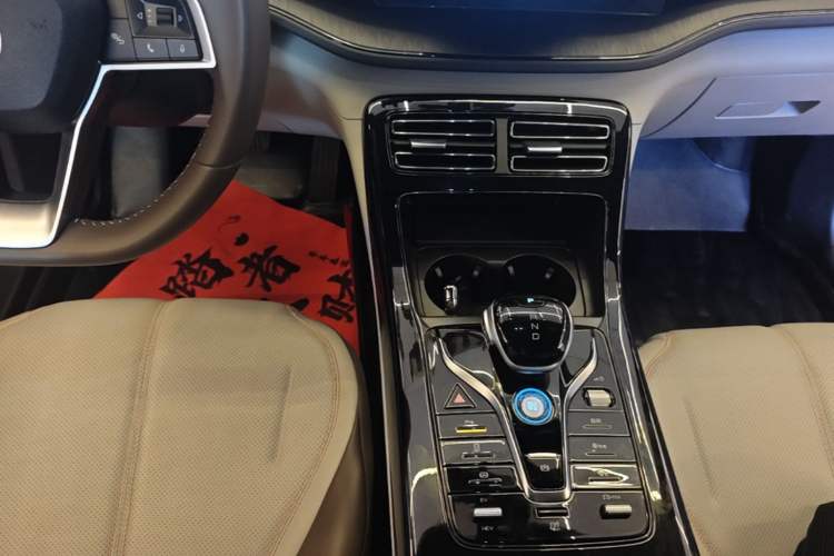 Used BYD Qin PLUS 2024 HONOR Edition DM-i 55KM Leading Model Gear Lever