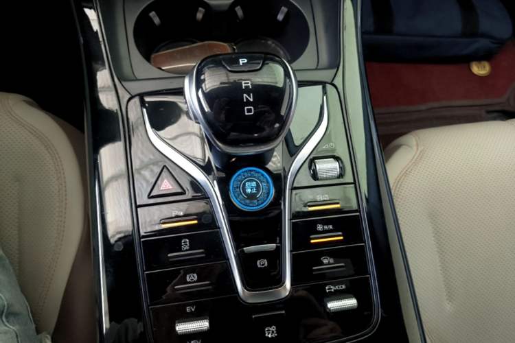 Used BYD Qin PLUS 2024 HONOR Edition DM-i 55KM Leading Model Gear Lever