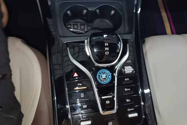 Used BYD Qin PLUS 2024 HONOR Edition DM-i 55KM Leading Model Gear Lever