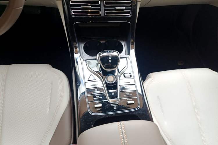 Used BYD Qin PLUS 2024 HONOR Edition DM-i 55KM Leading Model Gear Lever