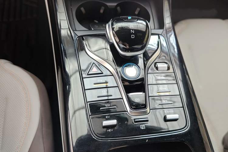 Used BYD Qin PLUS 2024 HONOR Edition DM-i 55KM Leading Model Gear Lever
