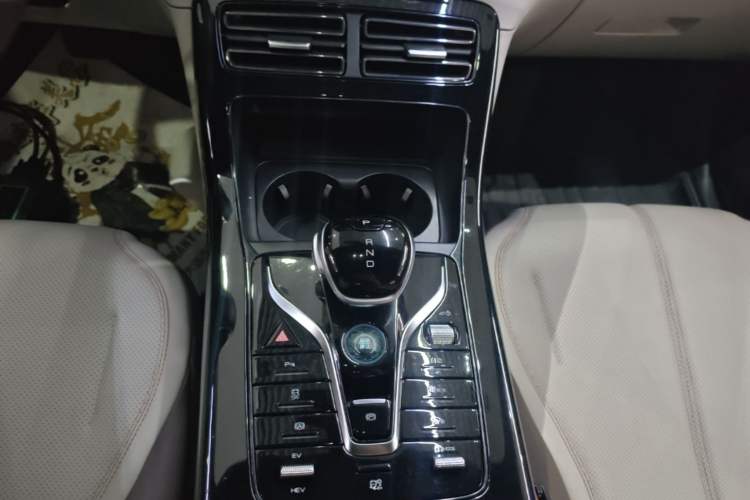 Used BYD Qin PLUS 2024 HONOR Edition DM-i 55KM Leading Model Gear Lever