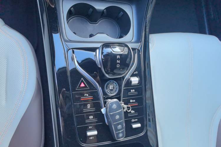Used BYD Qin PLUS 2024 HONOR Edition DM-i 55KM Leading Model Gear Lever