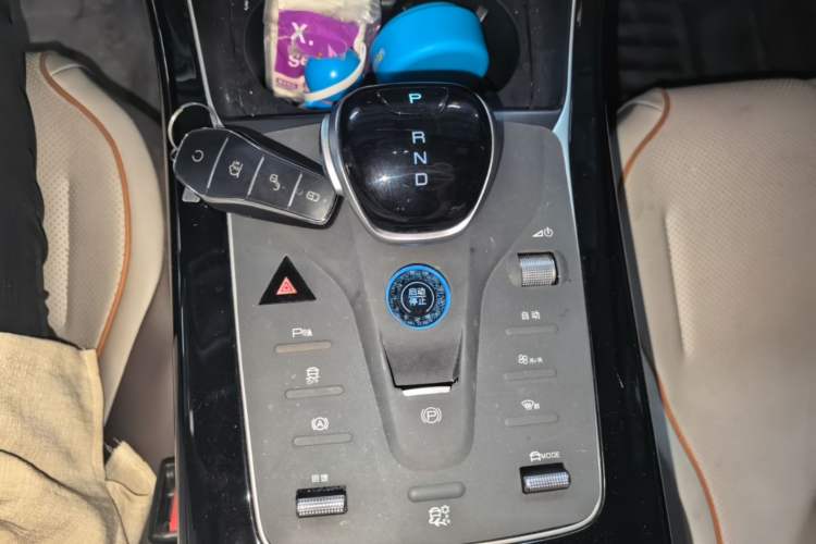 Used BYD Qin PLUS 2024 Honor Edition EV 510KM Leading Model Gear Lever