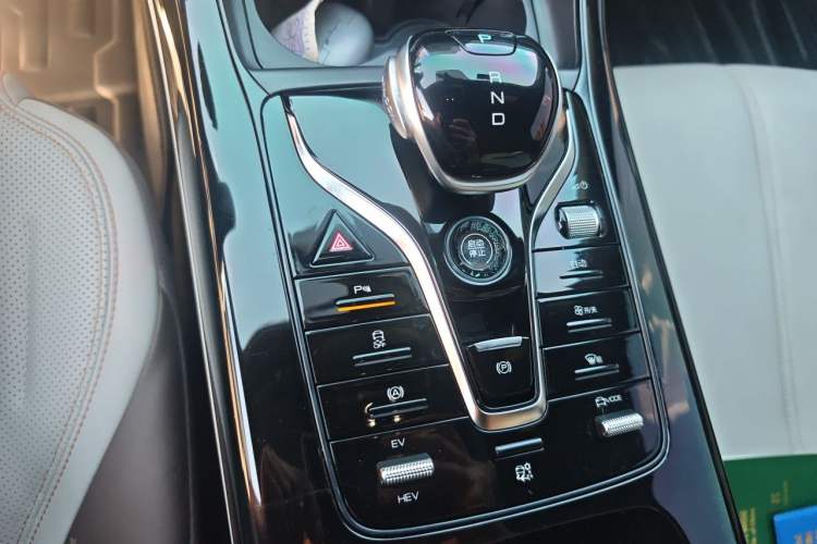 Used BYD Qin PLUS 2024 HONOR Edition DM-i 55KM Leading Model Gear Lever