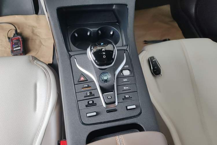 Used BYD Qin PLUS 2024 HONOR Edition DM-i 55KM Leading Model Gear Lever