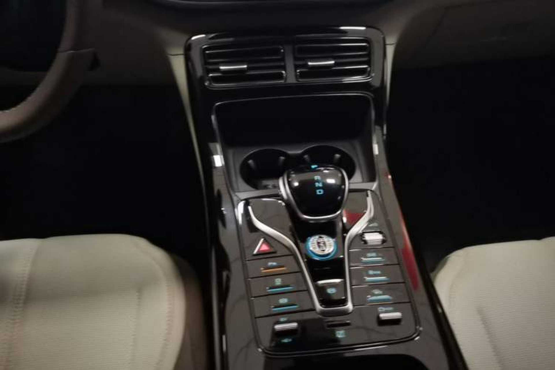 Used BYD Qin PLUS 2024 HONOR Edition DM-i 55KM Leading Model Gear Lever