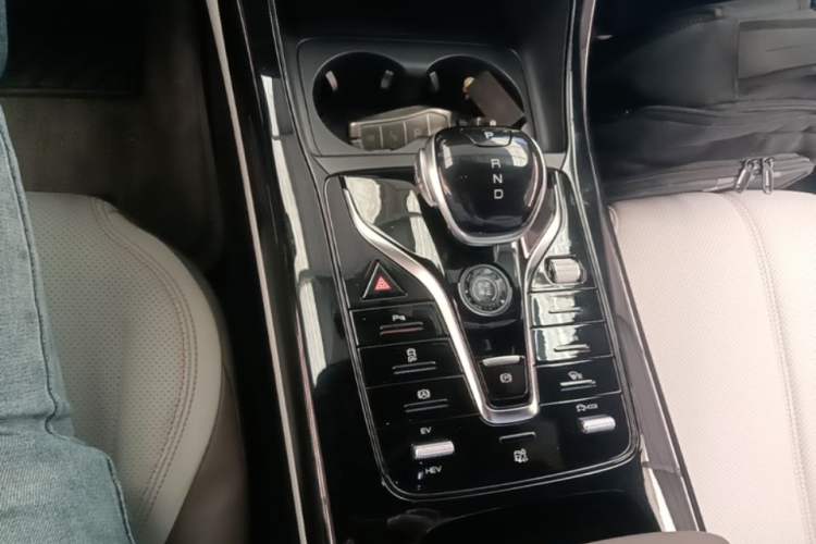 Used BYD Qin PLUS 2024 HONOR Edition DM-i 55KM Leading Model Gear Lever