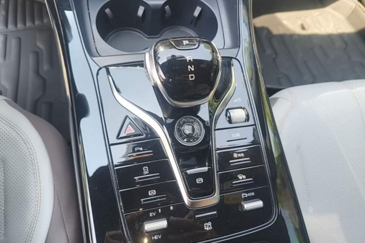 Used BYD Qin PLUS 2024 HONOR Edition DM-i 55KM Leading Model Gear Lever