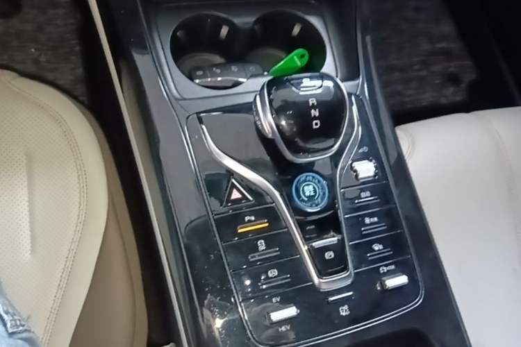 Used BYD Qin PLUS 2024 HONOR Edition DM-i 55KM Leading Model Gear Lever