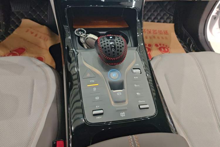 Used BYD Qin PLUS 2024 HONOR Edition DM-i 55KM Leading Model Gear Lever