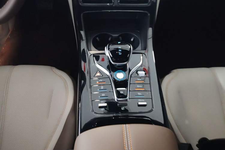Used BYD Qin PLUS 2024 HONOR Edition DM-i 55KM Leading Model Gear Lever