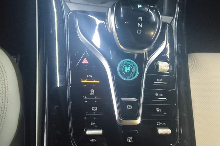 Used BYD Qin PLUS 2024 HONOR Edition DM-i 55KM Leading Model Gear Lever