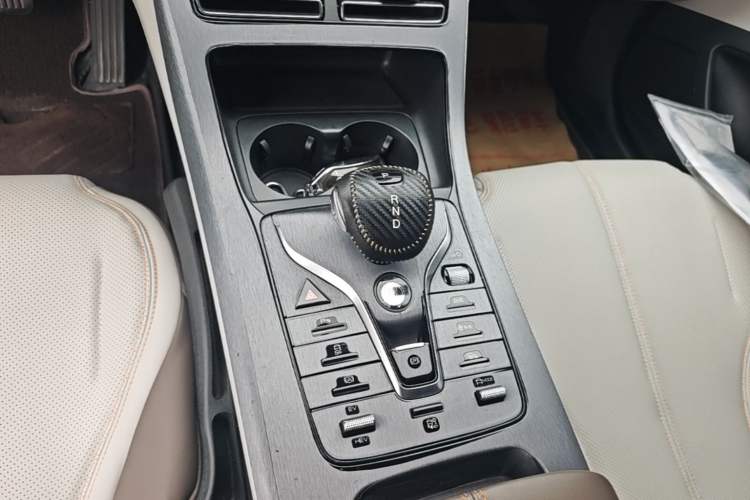 Used BYD Qin PLUS 2024 HONOR Edition DM-i 55KM Leading Model Gear Lever