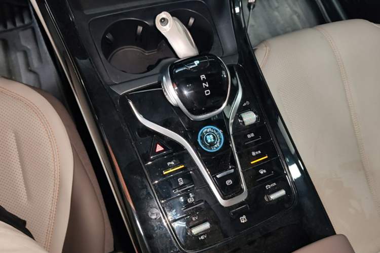 Used BYD Qin PLUS 2024 HONOR Edition DM-i 55KM Leading Model Gear Lever