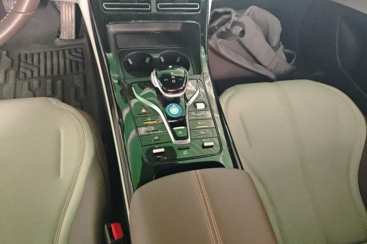 Used BYD Qin PLUS 2024 HONOR Edition DM-i 55KM Leading Model Gear Lever