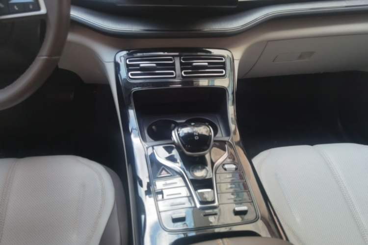 Used BYD Qin PLUS 2024 HONOR Edition DM-i 55KM Leading Model Gear Lever
