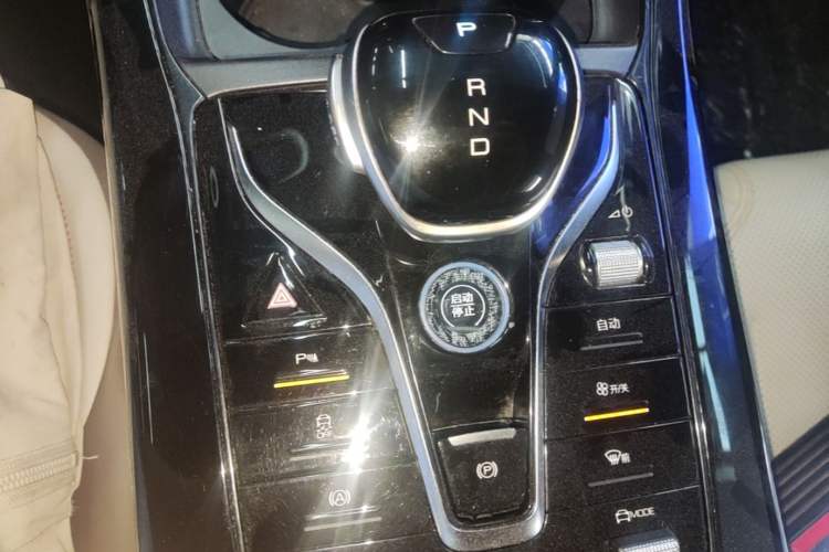 Used BYD Qin PLUS 2024 HONOR Edition DM-i 55KM Leading Model Gear Lever