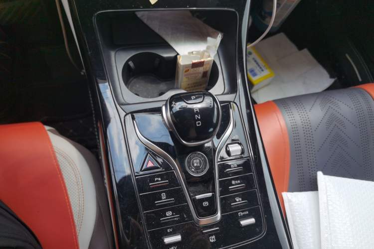 Used BYD Qin PLUS 2024 HONOR Edition DM-i 55KM Leading Model Gear Lever