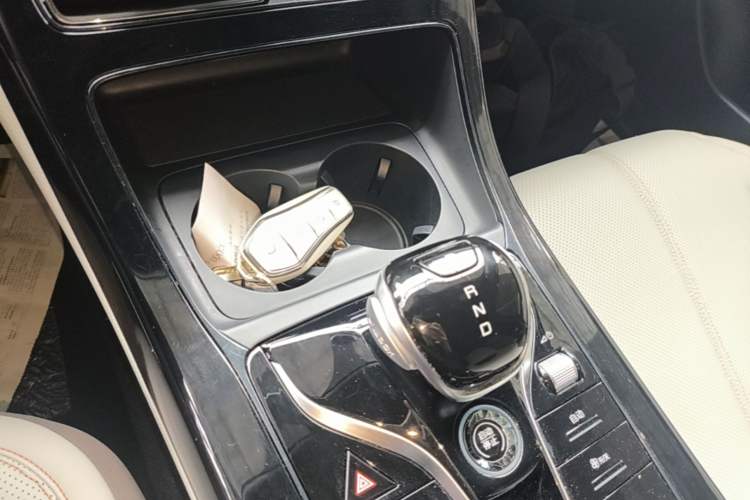 Used BYD Qin PLUS 2024 HONOR Edition DM-i 55KM Leading Model Gear Lever