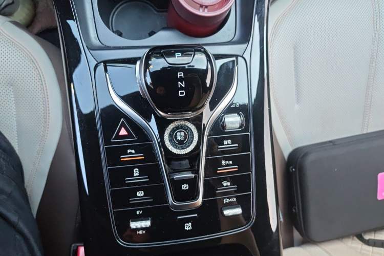 Used BYD Qin PLUS 2024 HONOR Edition DM-i 55KM Leading Model Gear Lever