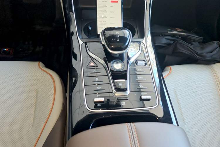 Used BYD Qin PLUS 2024 HONOR Edition DM-i 120KM Leading Model Gear Lever