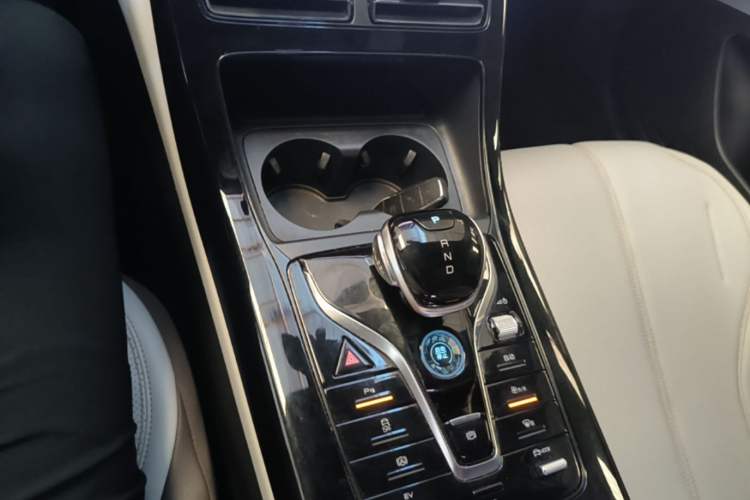Used BYD Qin PLUS 2024 HONOR Edition DM-i 55KM Leading Model Gear Lever