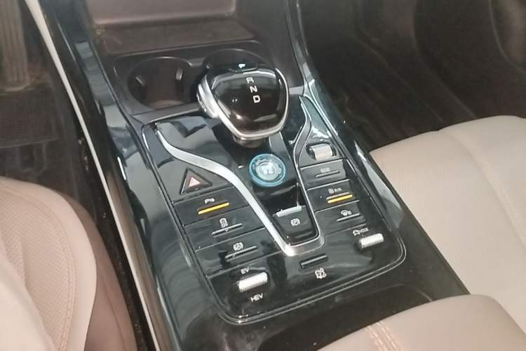 Used BYD Qin PLUS 2024 HONOR Edition DM-i 55KM Leading Model Gear Lever
