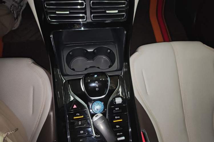 Used BYD Qin PLUS 2024 HONOR Edition DM-i 55KM Leading Model Gear Lever