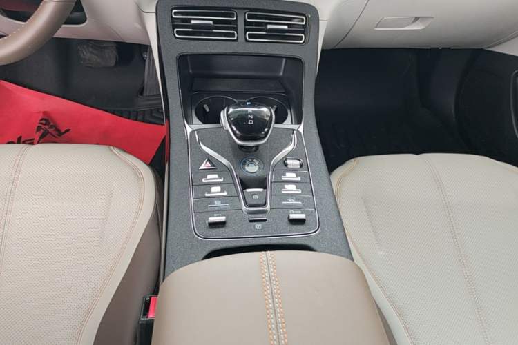Used BYD Qin PLUS 2024 HONOR Edition DM-i 55KM Leading Model Gear Lever