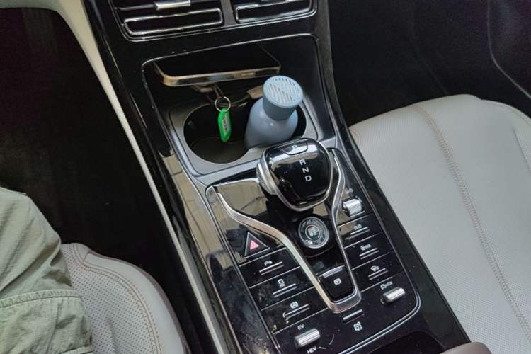 Used BYD Qin PLUS 2024 HONOR Edition DM-i 55KM Leading Model Gear Lever