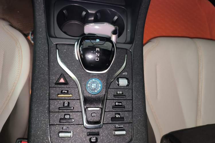 Used BYD Qin PLUS 2024 HONOR Edition DM-i 55KM Leading Model Gear Lever