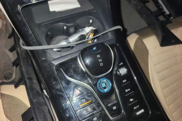 Used BYD Qin PLUS 2024 HONOR Edition DM-i 55KM Leading Model Gear Lever
