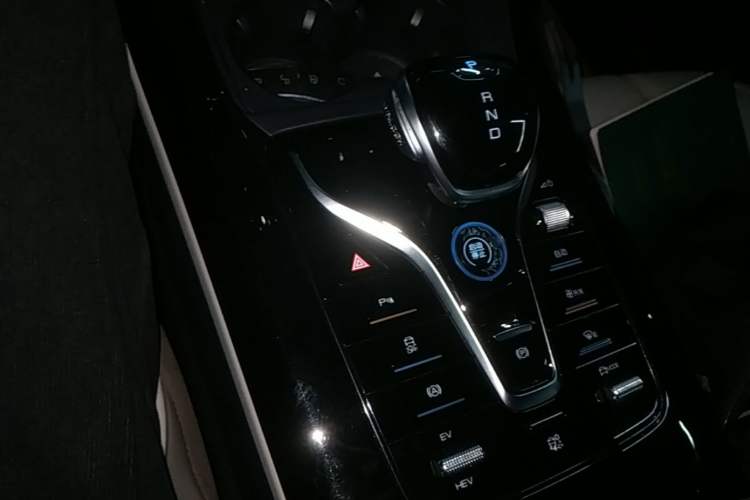 Used BYD Qin PLUS 2024 HONOR Edition DM-i 55KM Leading Model Gear Lever