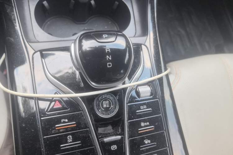 Used BYD Qin PLUS 2024 HONOR Edition DM-i 55KM Leading Model Gear Lever