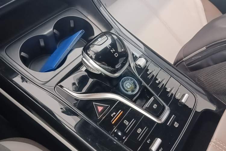 Used BYD Qin PLUS 2024 HONOR Edition DM-i 55KM Leading Model Gear Lever