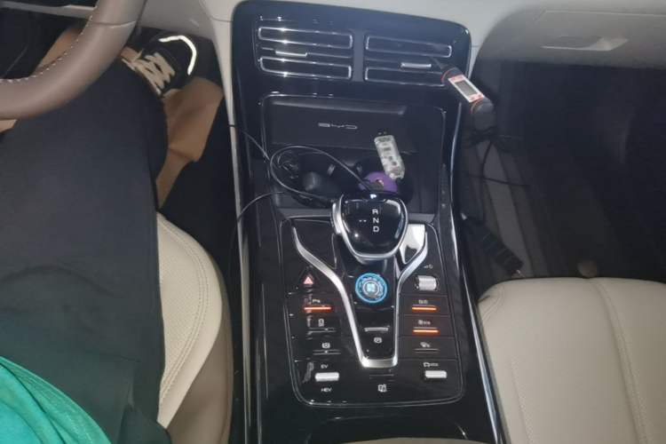 Used BYD Qin PLUS 2024 HONOR Edition DM-i 55KM Leading Model Gear Lever