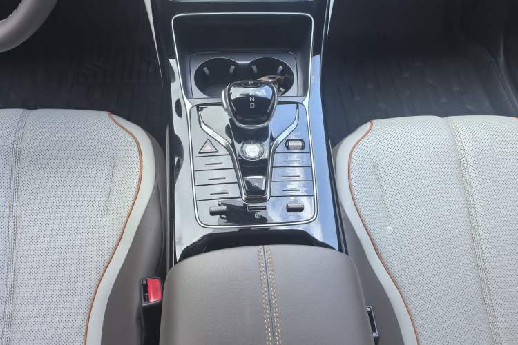 Used BYD Qin PLUS 2024 Honor Edition EV 510KM Leading Model Gear Lever