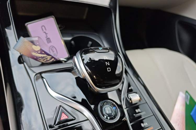 Used BYD Qin PLUS 2024 HONOR Edition DM-i 55KM Leading Model Gear Lever