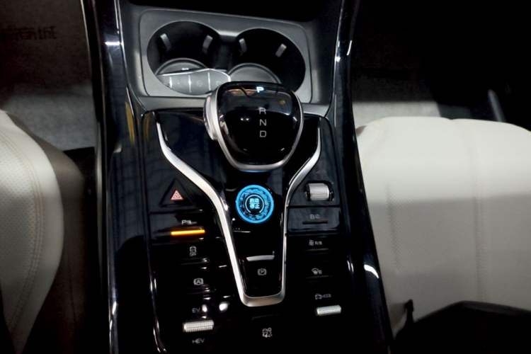 Used BYD Qin PLUS 2024 HONOR Edition DM-i 55KM Leading Model Gear Lever