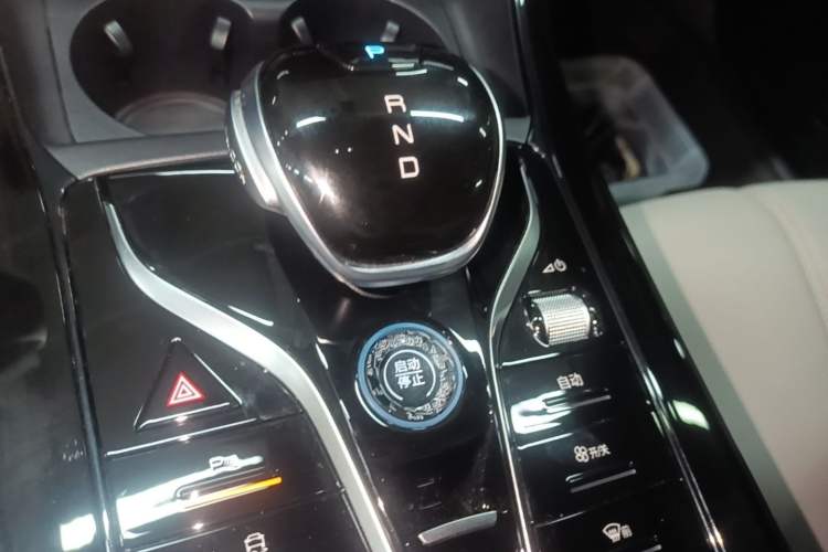 Used BYD Qin PLUS 2024 HONOR Edition DM-i 55KM Leading Model Gear Lever