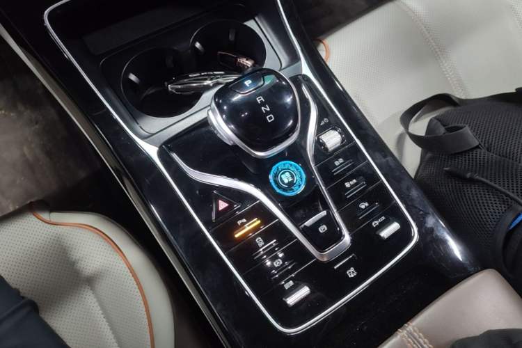 Used BYD Qin PLUS 2024 Honor Edition EV 510KM Leading Model Gear Lever