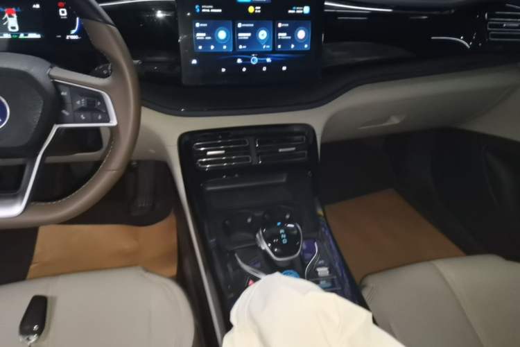 Used BYD Qin PLUS 2024 HONOR Edition DM-i 55KM Leading Model Gear Lever