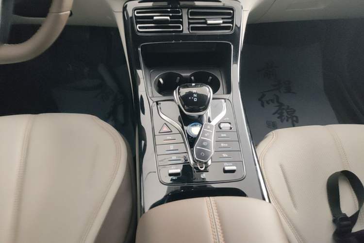 Used BYD Qin PLUS 2024 HONOR Edition DM-i 55KM Leading Model Gear Lever