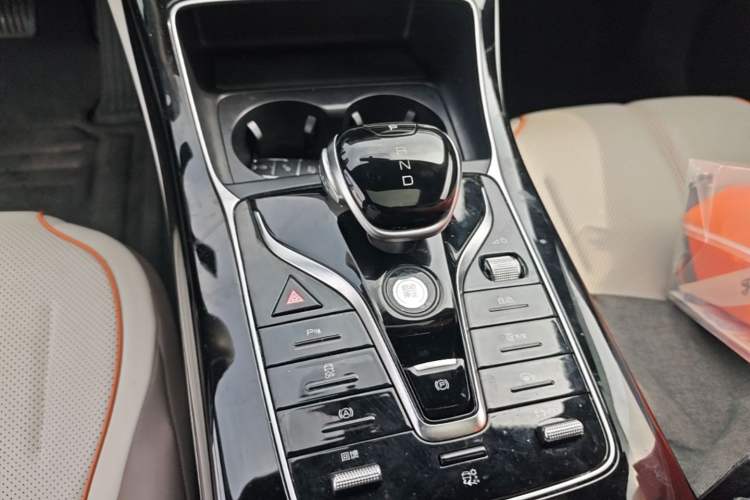 Used BYD Qin PLUS 2024 Honor Edition EV 420KM Beyond Model Gear Lever