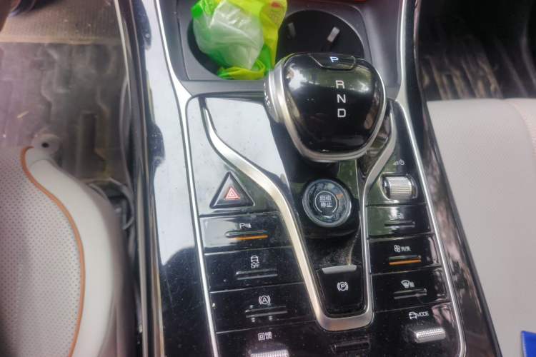 Used BYD Qin PLUS 2024 Honor Edition EV 420KM Leading Model Gear Lever
