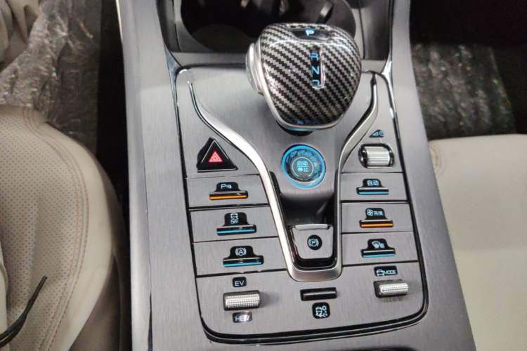 Used BYD Qin PLUS 2024 HONOR Edition DM-i 55KM Leading Model Gear Lever